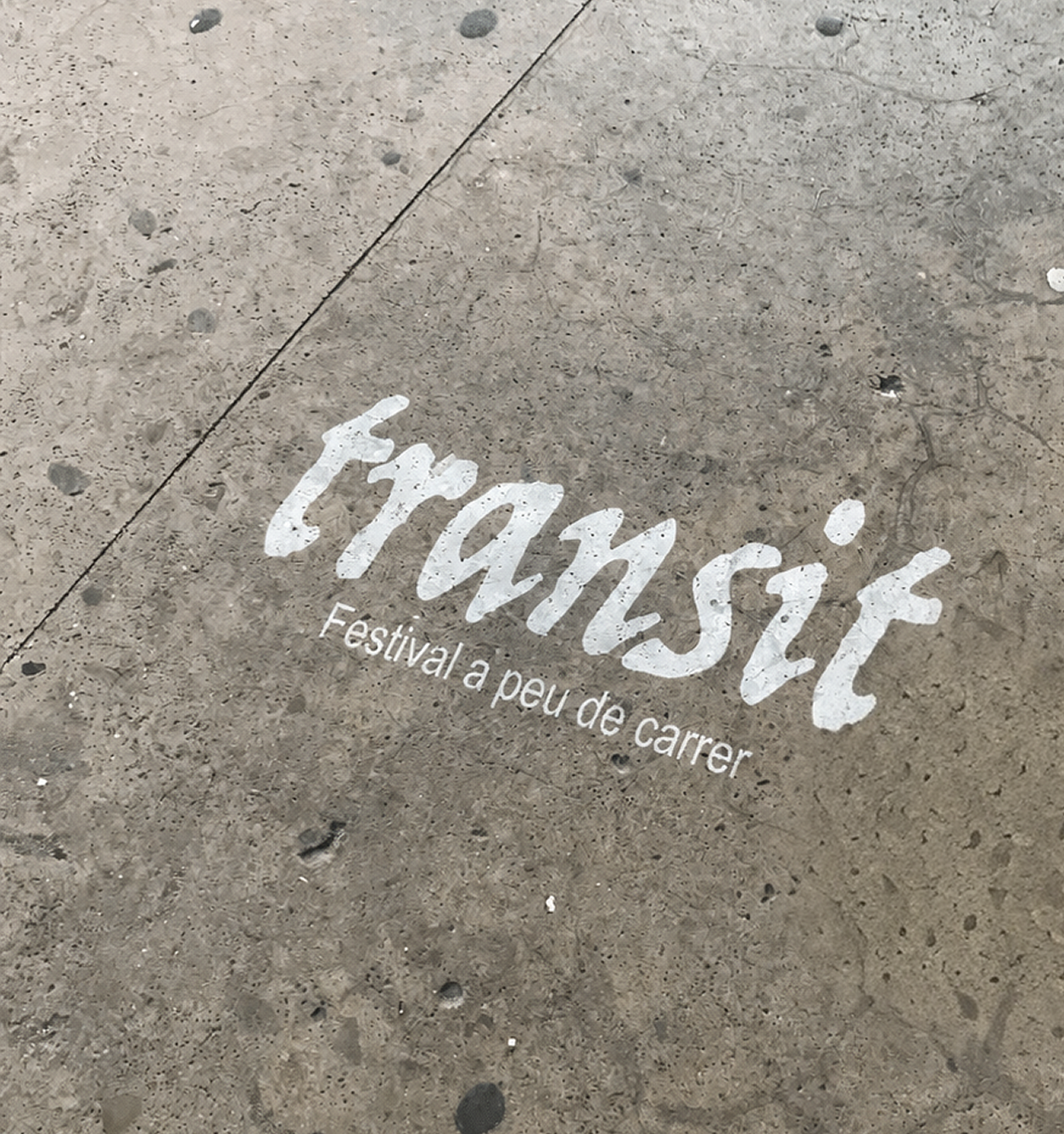 Estarcido Transit en el pavimento